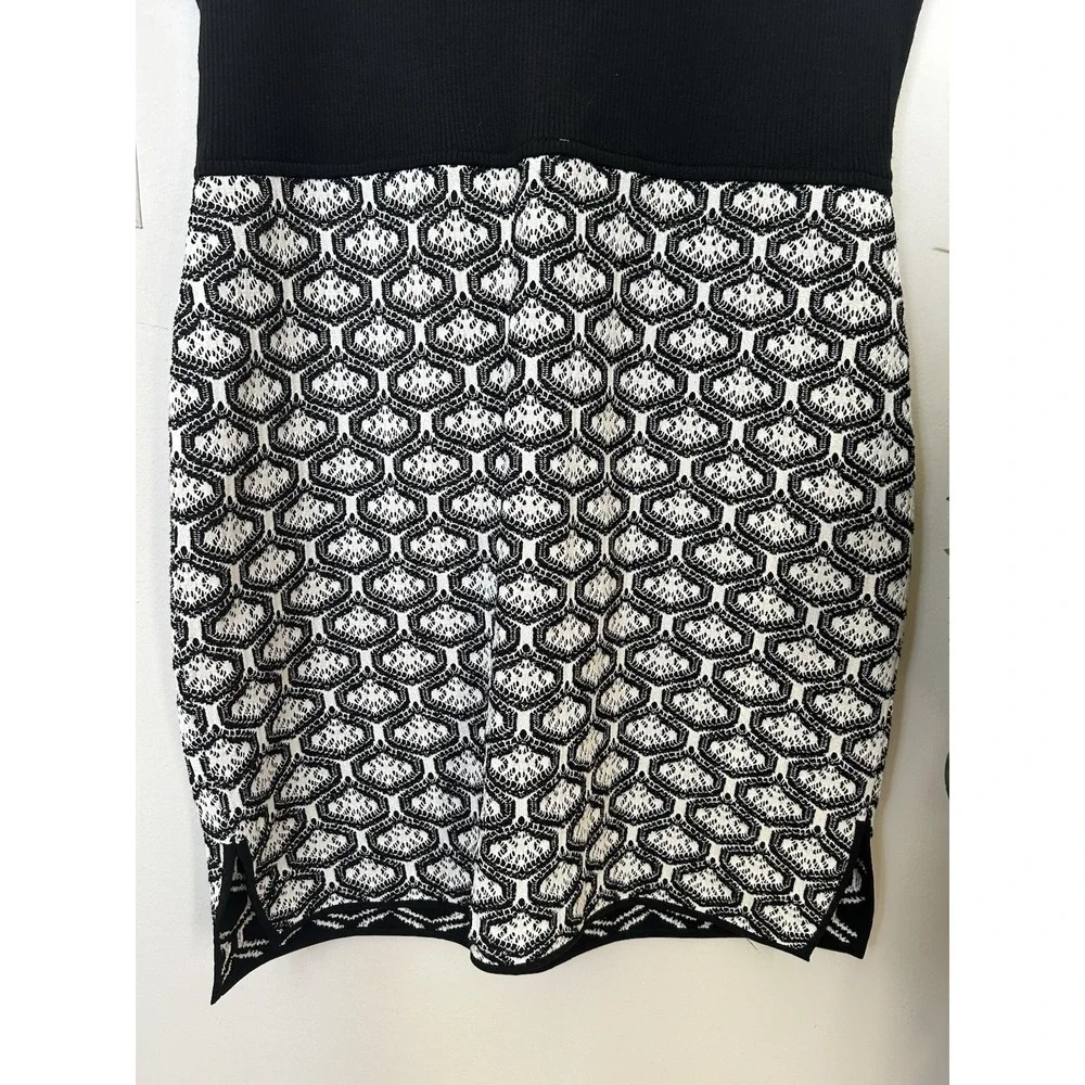 St. John Knit Sheath Dress Black White Mixed Media Honeycomb Midi Luxury Sz 14 - Picture 2 of 6